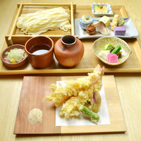 久露葉亭拘りのうち立て自家製「細うどん」と彩りおばん菜に季節の天ぷら盛りで満足の和食ランチ【雅】 