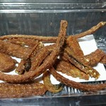 うなぎの味栄 - テイクアウト用の骨せんべい(120円)