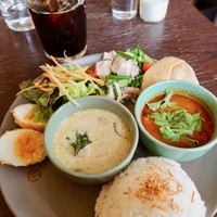 coci - トムヤムクンとグリーンカレーの贅沢プレートランチ　1300円