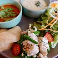 coci - トムヤムクンとグリーンカレーの贅沢プレートランチ　1300円