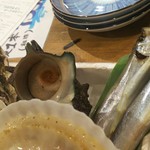 姫路 海味焼 酒場 〇上水産 - おまかせ浜焼き盛りと丸ごとホタテ焼き
