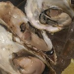 姫路 海味焼 酒場 〇上水産 - 生牡蛎３個食べ比べ   左から  北海道、広島、福岡の牡蛎です