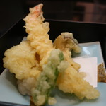 築地 おつぼ - 海老、白身魚、椎茸、さつまいも、ししとうの天ぷら盛合せ