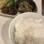 焼肉ノ志志 - ごはんは大盛り無料です。