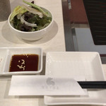 焼肉ノ志志 - 最初に出されるミニサラダ