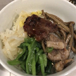 焼肉ノ志志 - ナムルやお肉をのせピビンパ風に