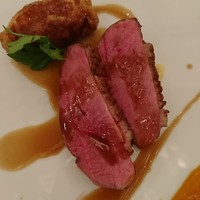 オーベルジュ・ド・リル トーキョー - シャラン産鴨胸肉のロティー　腿肉とアプリコットのクルスティヤン ポレンタ添え　ソース・ポワヴルヴェール