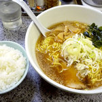 元祖　新宿らうめん - 火・金のサービスラーメン400円と無料の半ライス