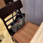 成城石井 スタイル デリ&カフェ - 椅子にバックを奥スペース