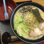 らー麺のらくろ  - とんこつラーメン（大盛り）