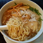 レインボーカフェ - 極太のもちもち麺。背脂煮干しもバッチリ効いてて美味い。