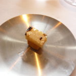 アーモンドの粉たっぷりのビスケットにタケノコのポワレをのせて