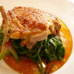 ラ・リューン - 茜鶏のロースト、温泉卵と焦がしバターのソースで