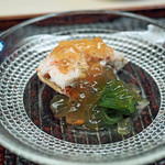 緒方 - 人の香箱蟹と外子のゼリー寄せ、新潟のモズクを添えて