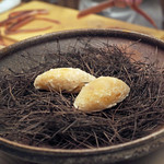 緒方 - 餅米をくるんだ柚の揚げ物、景色的に松葉の中にあしらって...