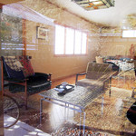 とま屋 - 外からガラス越しの店内