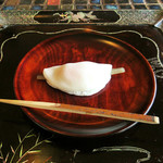 とま屋 - 花びら餅 少しアップ