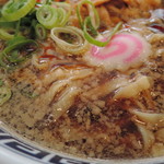 製麺屋慶史 麺ショップ 西月隈 - 京都ラーメンライクな、軽快な食べ心地 　ただ、仕上げはやや荒っぽくて大胆。
