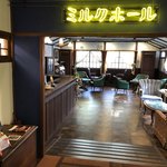 カフェ アールデコ - 暖簾をくぐって右側にミルクホールがあります。
            アールデコとミルクホールとで、席は自由に選べます。