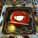 とま屋 - 花びら餅は新年のサービス