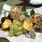 かたつむり - 天ぷら
      くわいチップスに蓮根、銀杏、栗は素揚げ、里芋、薩摩芋、蕗の薹、干し柿等の天ぷら