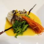 京都洛東迎賓館 レストラン秀岳 - 天然真鯛の塩焼き、
            季節の野菜添えは人参と菜の花。
            バターナッツとバルサミコ二色ソース