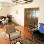 とま屋 - サロンはテーブル2卓(2018.1月)