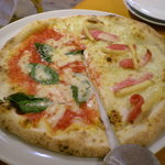 オランダ屋 - ハーフ＆ハーフ（マルゲリータ＆ソーセージのピザ）
