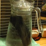 うどん工房悠々 - 炭の入ったお冷　※これだけ炭が大きいと目だつなぁ　※2011年5月