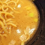 横浜家系ラーメン　せんげん家 - 味濃いめのスープ。