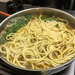 牛もつ鍋 川端 - しっかりスープを麺に吸わせていただきます