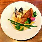 カフェ エメ・ヴィベール - 本日の魚料理
      鯛のポワレ