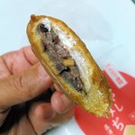 高津堂 - ホイップクリームと粒餡がサンドされています。