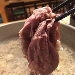 久兵衛屋 - 「食べ放題コース」1,980円（税別）2,138円（税込）「牛肉」しゃぶしゃぶリフト。鍋の出汁湯に潜らせて、さっと肉の色目が変わっていくところに大いなる魅力がある。