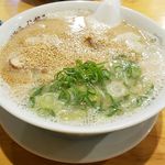 長浜御殿 - 手前が大盛りラーメン 590円
            奥はラーメン 490円