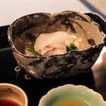 瓢亭 - 明石産鯛造り蓴菜、菊花添え 土佐醤油とトマト醤油で