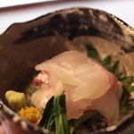 瓢亭 本店 - 明石産鯛造り蓴菜、菊花添え 土佐醤油とトマト醤油で