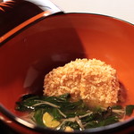 瓢亭 - 海老芋の餅粉揚げ 春菊、岩茸、銀杏、干貝柱