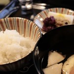 瓢亭 - 炊きたて白飯 煮物餡菱蟹真丈と原木椎茸 香の物