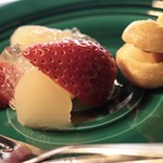 瓢亭 - ラフランスコンポート 苺とジュレ 林檎のコンポートと生姜のシュー
