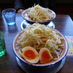 ラーメンビリー - 奥はラーメン780円