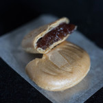 和三盆 恵菓 - 達磨最中（だるまもなか）、斷面（きりくち）