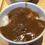 最後にカレーを御飯にかけて