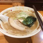 北海道らぁ麺 ひむろ - 旭川醤油らぁ麺、680円。