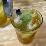 うどん高橋 - 緑茶の粉末をさらにたっぷり入れて飲むのがこのお店のスタンダード