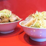 ラーメン二郎 - 大豚野菜増し（奥）との比較