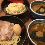 三田製麺所 - 2018/1/4 ランチ利用。
            つけ麺(並)(760円)
            半熟玉子チャーシューつけ麺ランチ(並)(950円)