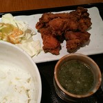 炭火焼 MARU - 唐揚げ定食  添えてあるキャベツがなかなかダイナミックです