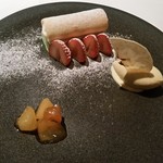 OTTO SETTE - ラングドシャにチーズクリームを詰めたお菓子、イチゴ、煮リンゴ、キャラメルのアイスクリーム。