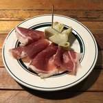 BARU 竹末 - お通し(300円)生ハムとアーティチョークのオイル漬。